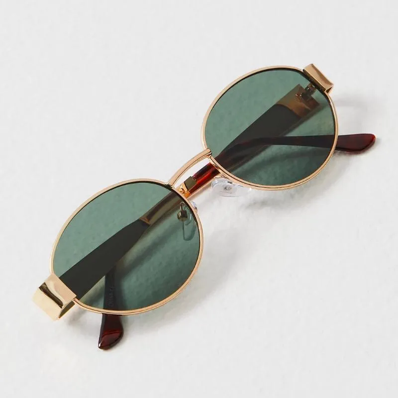 Chic Retro-Style Sunglasses with UV400 Eye Protection for Fashion-Forward Looks