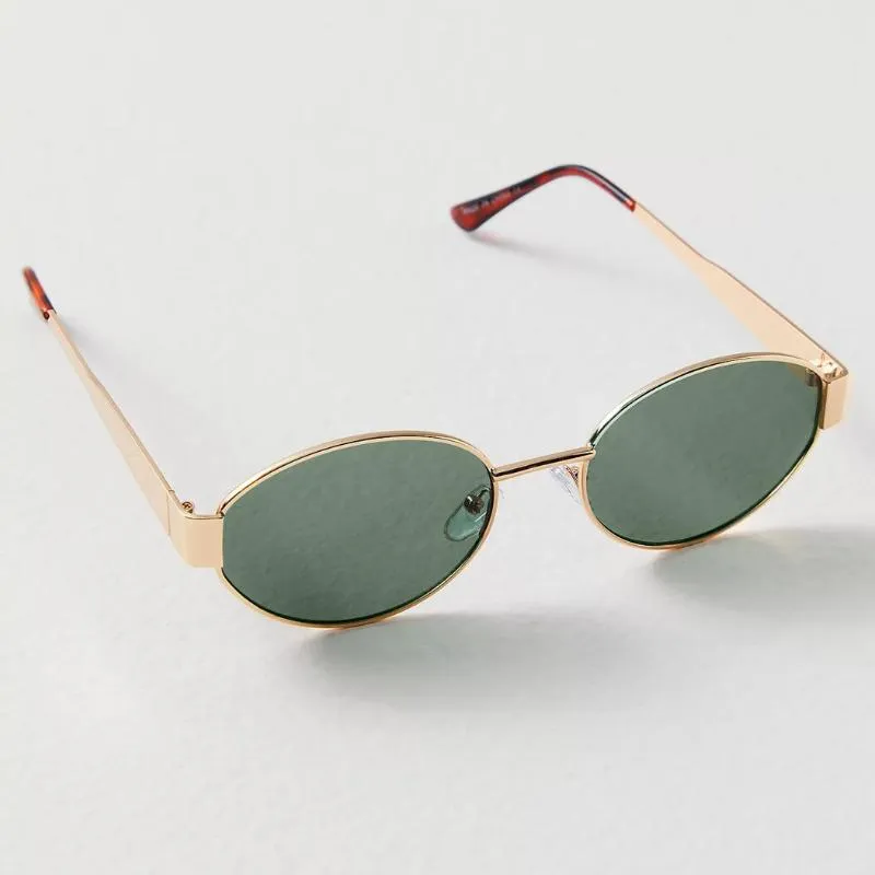 Chic Retro-Style Sunglasses with UV400 Eye Protection for Fashion-Forward Looks