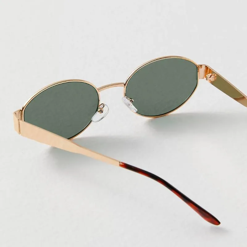 Chic Retro-Style Sunglasses with UV400 Eye Protection for Fashion-Forward Looks